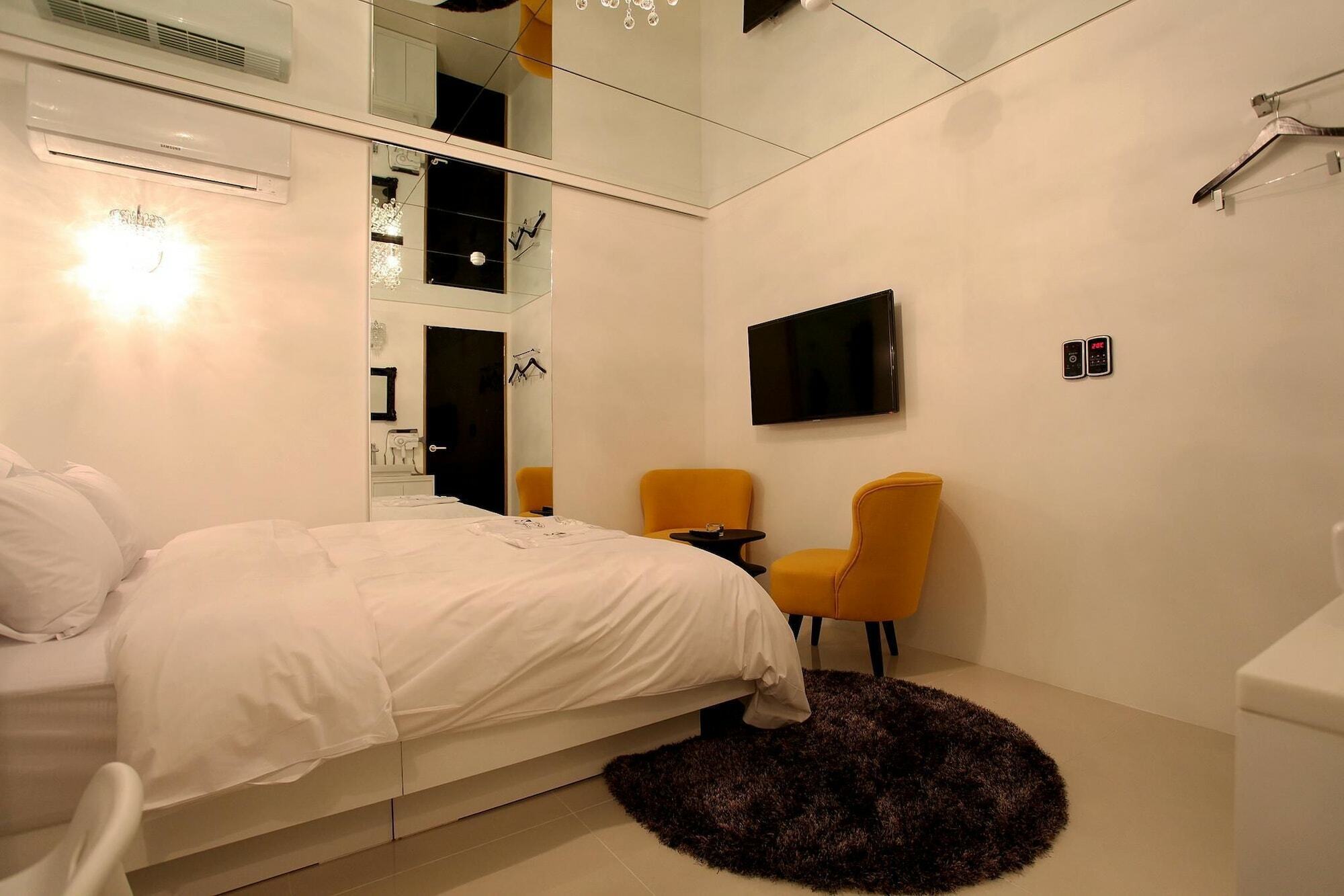 Lush Hotel Seoul Bagian luar foto